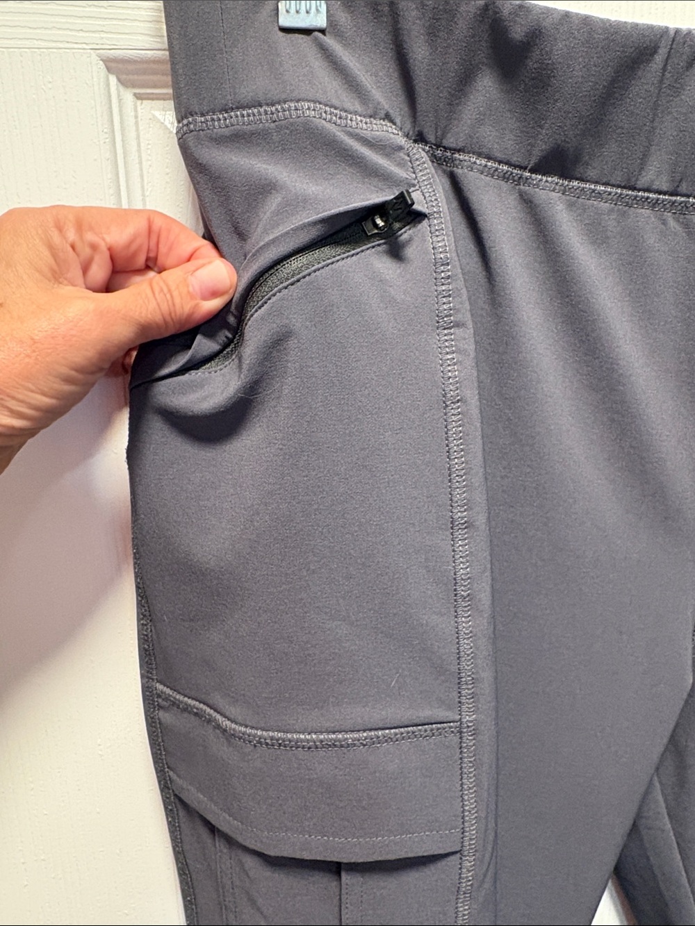 Eddie Bauer Women’s Cargo Pants in Charcoal Gray - Picture 4 of 4